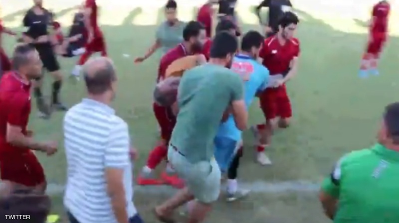 بالفيديو ... وفاة مدرب فريق مصري على أرض الملعب.. وانهيار نجله واللاعبين