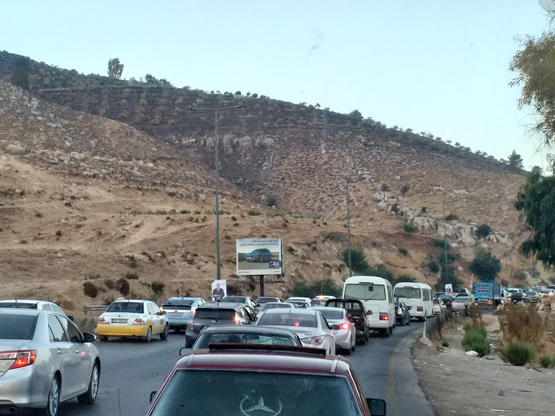 بالصور .. ازمة سير خانقة على طريق اربد  عمان