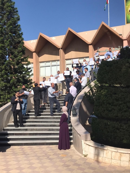 إداريو جامعة اليرموك يعتصمون احتجاجا على قبولات كلية الطب