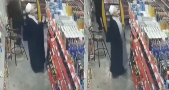 بالفيديو.. فضيحة كبرى لرجل دين إيراني داخل سوبر ماركت