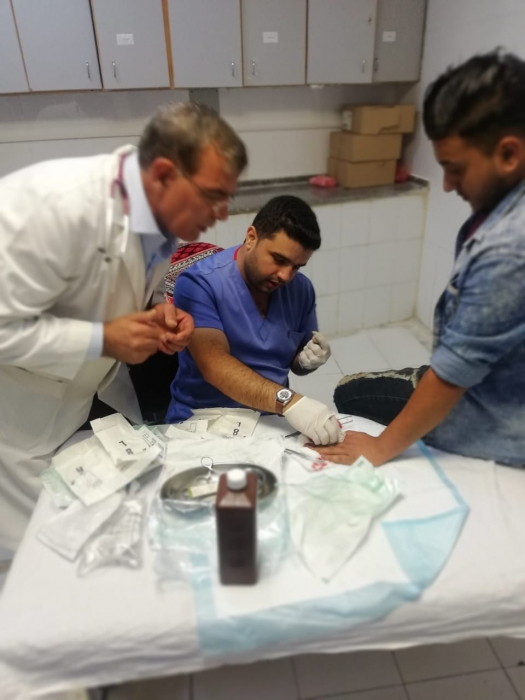 بالصور .. وزير الصحة جابر يتفقد طوارئ مستشفى حمزة ويفحص المرضى