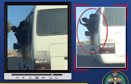 بالفيديو .. ضبط باص عمومي خرج من نافذته راكبان اثناء مسيره في عجلون