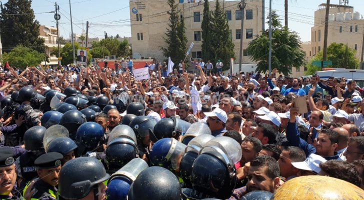 إضراب المعلمين: الوساطة النيابية مستمرة لإعادة الحكومة والنقابة إلى طاولة الحوار