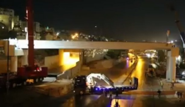 شاهد بالفيديو ... لحظة انهيار وصلة جسر الباص السريع في شارع الجيش