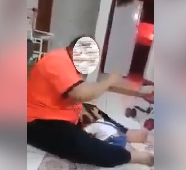 بالفيديو .. الأمن السعودي يلقي القبض على معنف طفلته في الرياض