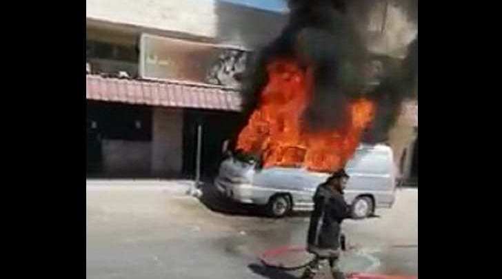 اخماد حريق باص صغير في محافظة اربد