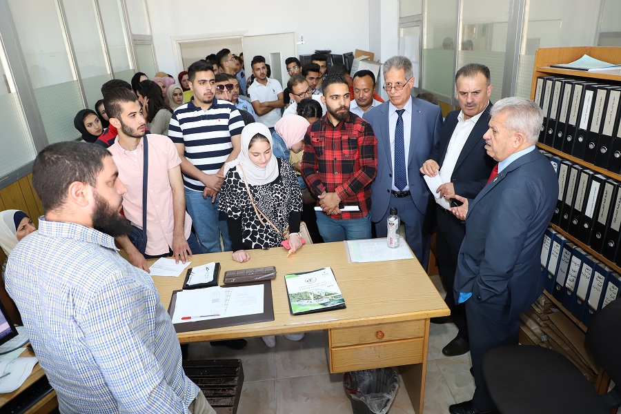 رئيس اليرموك يشارك الطلبة الجدد فرحة قبولهم ويتفقد سير إجراءات استقبالهم