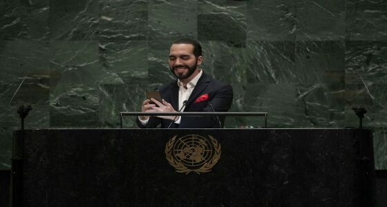 رئيس دولة من أصول عربية يوقف خطابه بالأمم المتحدة ليلتقط «سيلفي»