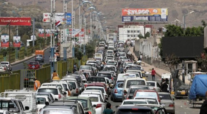 طوابير لا ترى نهايتها .. أزمة الوقود تضاعف معاناة اليمنيين