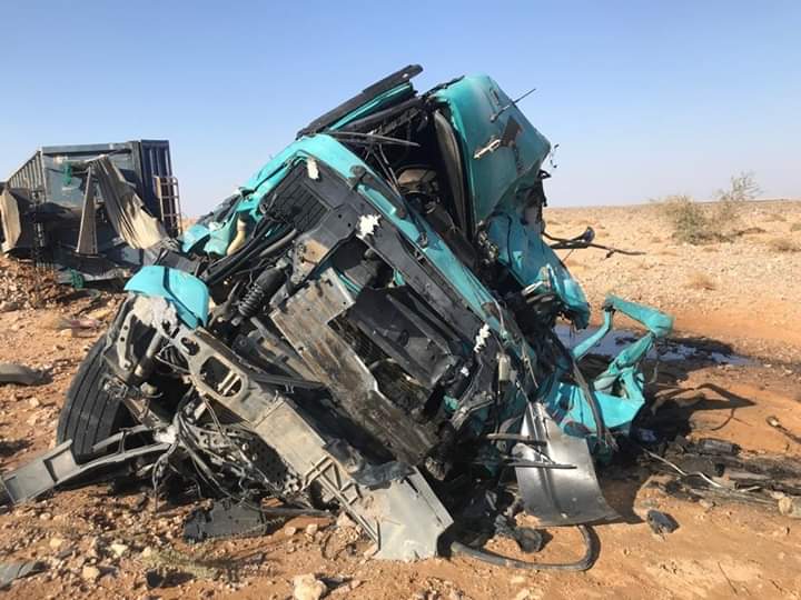 بالصور...وفاة سائق مركبة شحن في حادث تدهور في الشيدية
