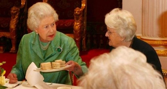 كيفية تجنب الملكة إليزابيث وضع السم في طعامها