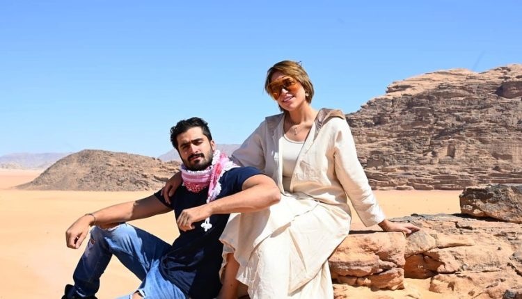 بالفيديو والصور ...رقص مودل أمين وزوجته دكتورة خلود في صحراء الأردن