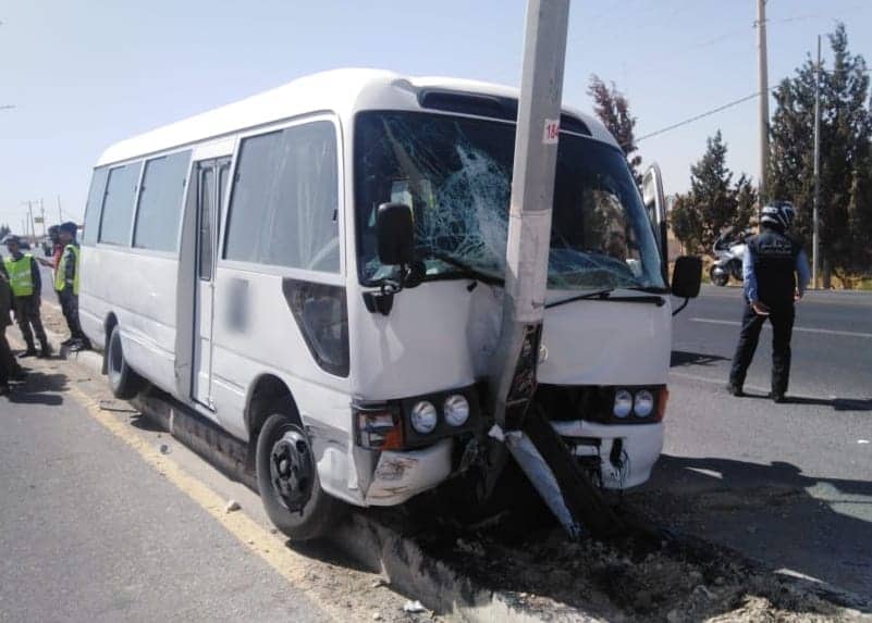 اصابة 11 شخص باصابات متوسطة اثر حادث تصادم في محافظة الكرك