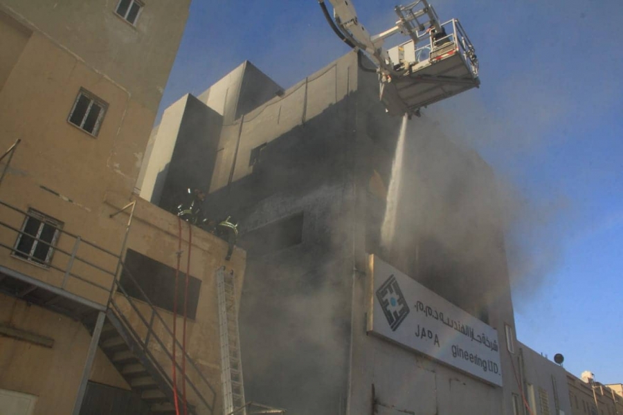 بالصور...الدفاع المدني يخمد حريق مصنع في العاصمة عمان