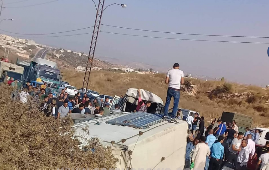 بالصور .. 28 اصابة بتصادم حافلة ومركبة في اربد