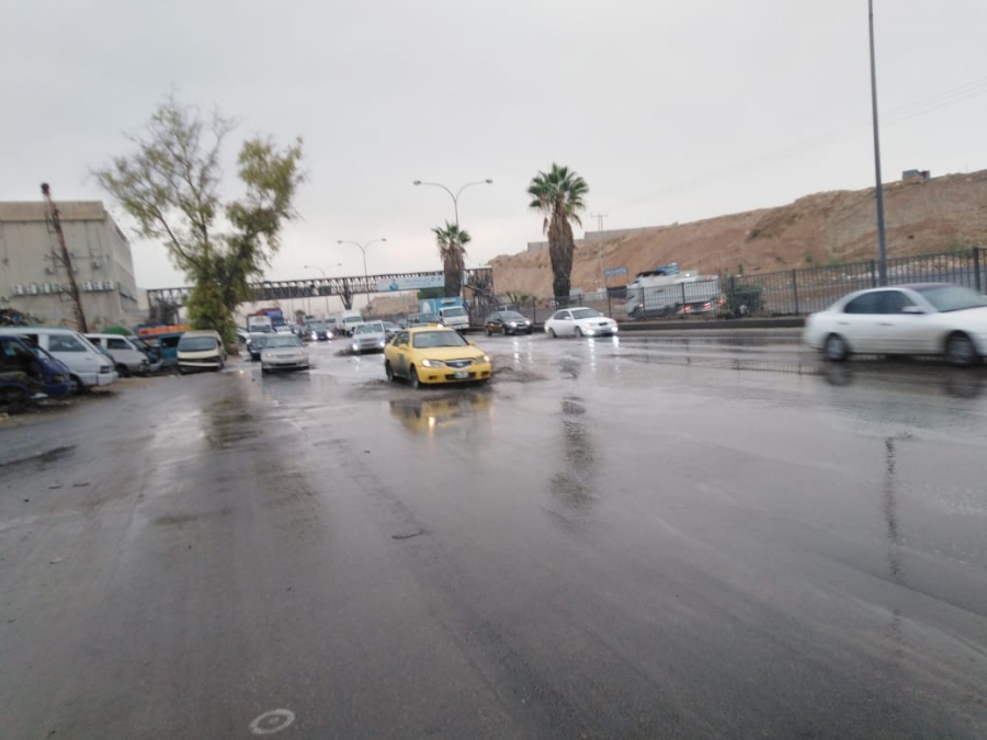 ’السير‘ تحذر المواطنين من تجمع المياه وارتفاع منسوبها على طريق عمان الزرقاء