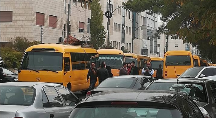 اعتصام لأصحاب باصات نقل الطلاب أمام وزارة النقل