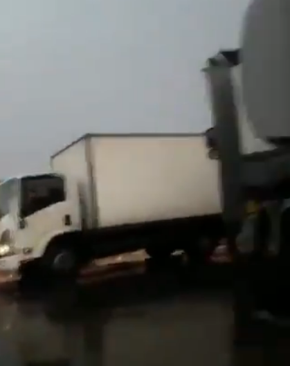 بالفيديو .. حوادث وانزلاقات للشاحنات على الطريق الصحراوي بسبب المنخفض الجوي