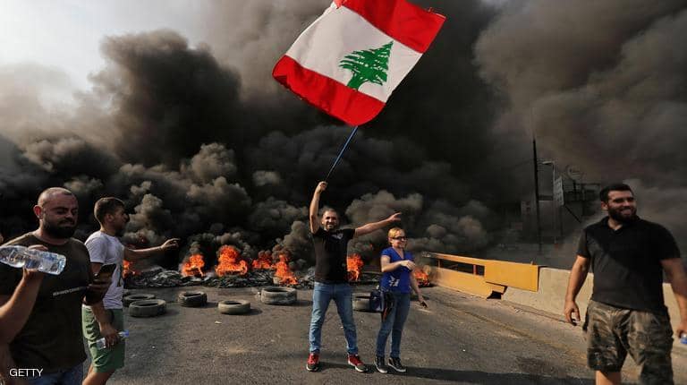 طرق لبنان مغلقة بسبب الاحتجاجات .. الجيش يتحرك ويحذر