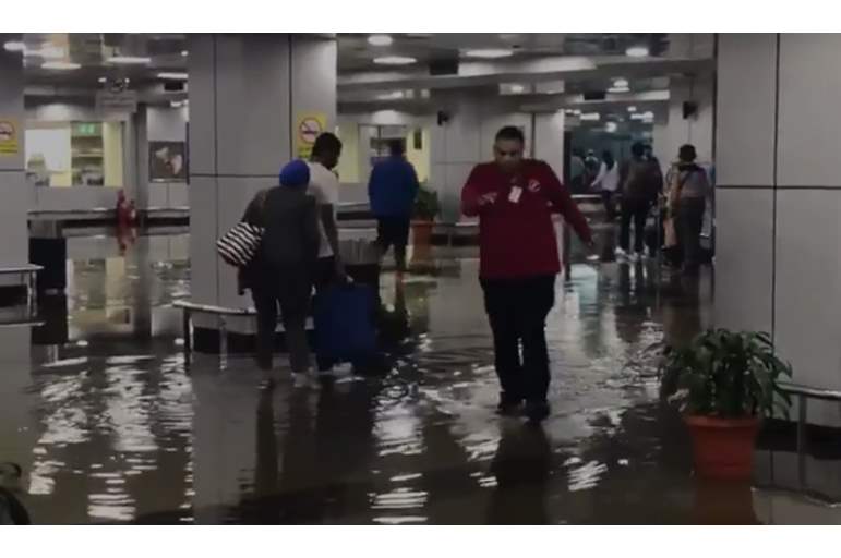 بالفيديو.. الأمطار تغرق مطار القاهرة والشركة تؤجل الرحلات لحين وصول الركاب