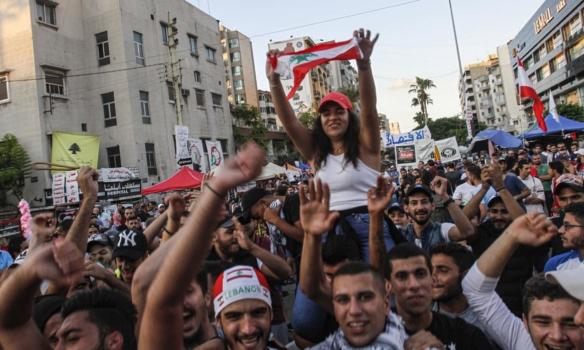 اللبنانيون يحتفلون بعد استقالة الحريري