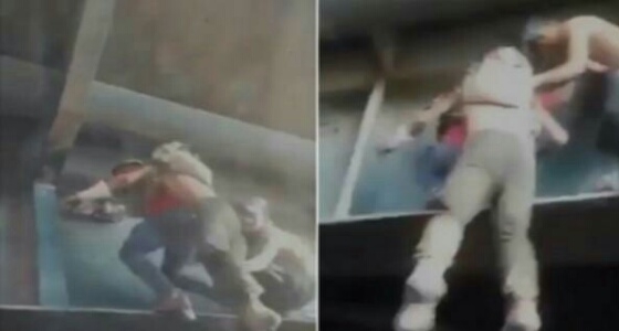 بالفيديو.. «متظاهر» ينقذ زميله المُصاب بطريقة بطولية