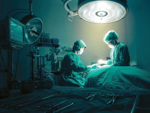 فيديو يوثق عملية جراحية لمريض في مستشفى الأمير حمزة ... لماذا ؟!!