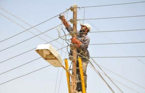 توزيع الكهرباء تعيد التيار بعد انقطاعات جراء تكسر للأشجار وعدد من الانجرافات في الأزرق ومنطقة مزارع الدغيله