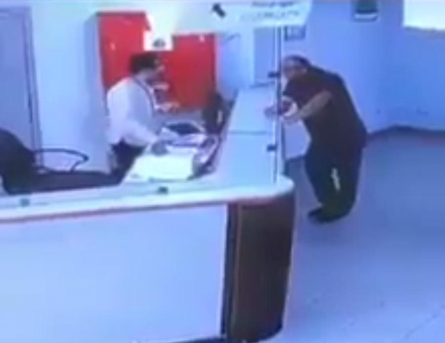 بالفيديو ...انقاذ مريض اصيب بجلطة مفاجئة داخل مستشفى الاسراء في عمان