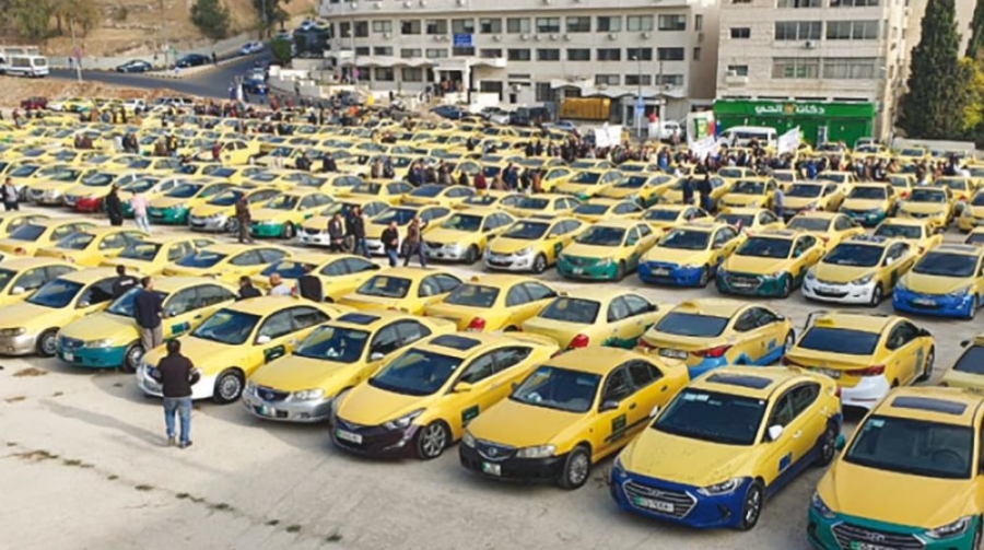 أصحاب التاكسي يلوحون بالتصعيد لتنفيذ مطالب القطاع التسعة