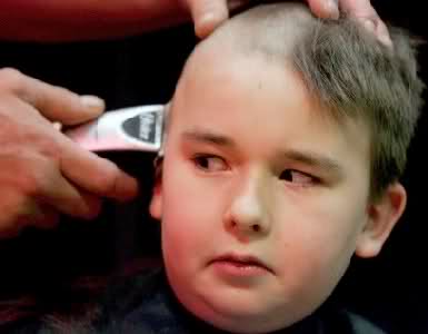 بالفيديو...نزاع على حلاقة شعر طفل يؤدي إلى تبادل إطلاق نار