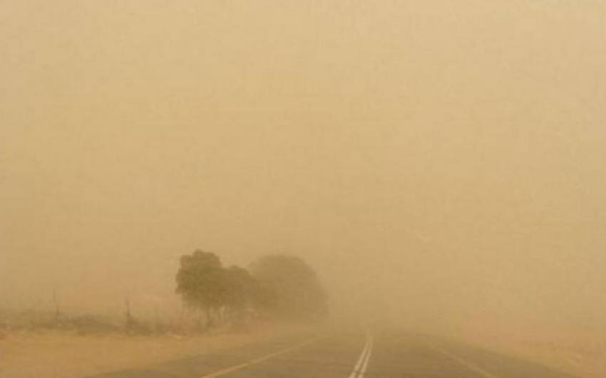 انعدام مدى الرؤية الأفقية على الطريق الصحراوي بسبب الغبار الكثيف
