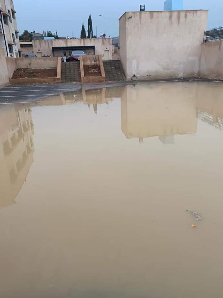 شاهد بالصور ..  مدرسة اليرموك حديثة الانشاء في سوف جرش تغرق