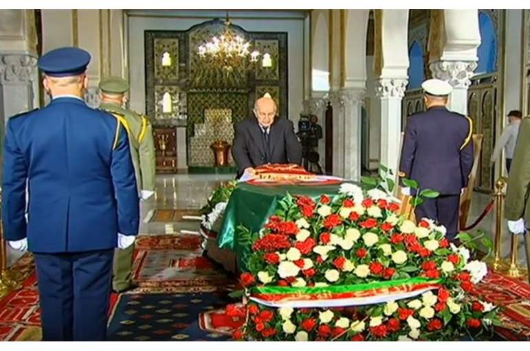 بالفيديو ..... لحظة طرد السفير الفرنسي من جنازة رئيس الأركان الجزائري