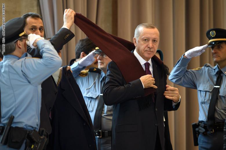 عرّافة مع عمرو أديب تتنبأ بحظ أردوغان بـ2020 وتثير تفاعلا
