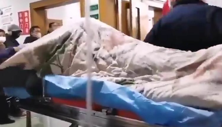 بالفيديو... مصاب بـ كورونا في الصين يرتجف بشدة.. والأطباء عاجزون عن علاجه