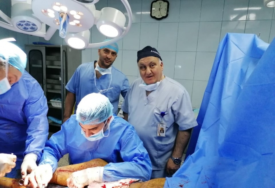 في عملية جراحية نوعية: زراعة شرايين لمريض مستيقظ بمستشفى المقاصد