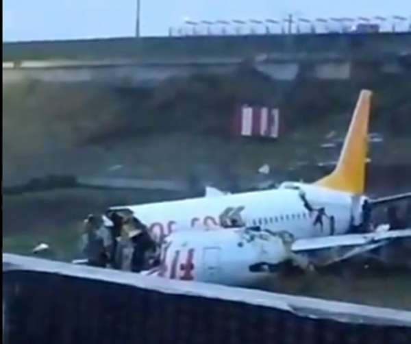 تحطم طائرة في اسطنبول خرجت عن مسارها وانشطرت لنصفين