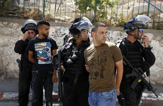 اعتقالات ومصادرة أموال بالضفة .. وقصف بغزة