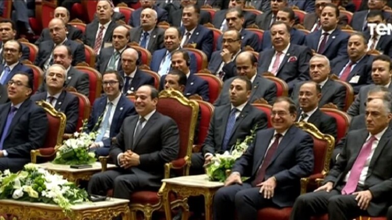 بالفيديو .. جملة تثير ضحك الرئيس المصري بشكل ملفت خلال مؤتمر دولي