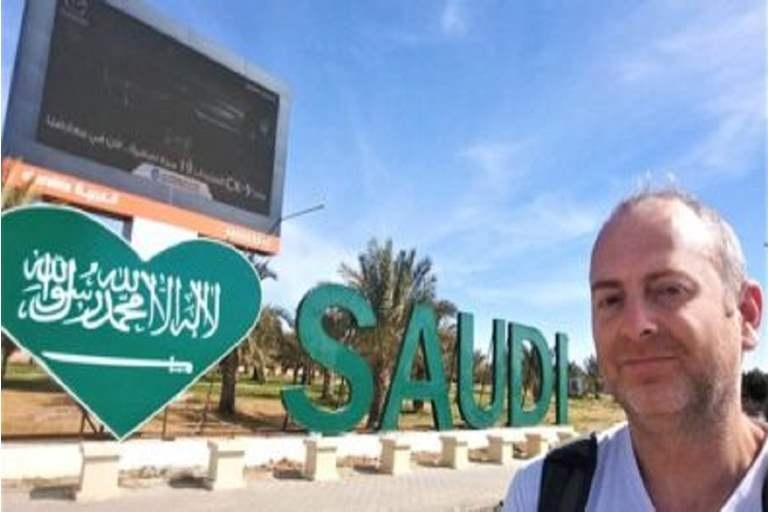 مدون إسرائيلي يكشف تفاصيل زيارته للسعودية: قوبلت بحفاوة شديدة من الشرطة