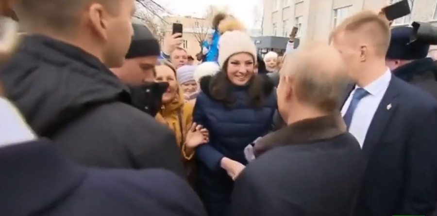 بالفيديو ...فتاة روسية حسناء تفاجئ بوتين وتطلب الزواج منه