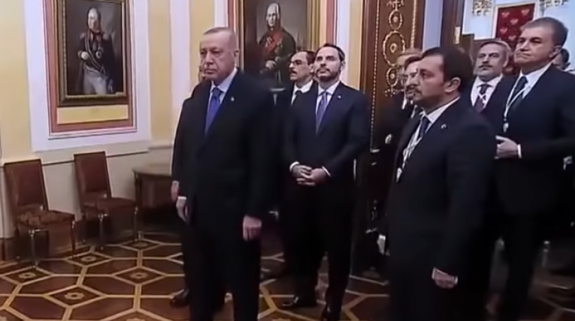بالفيديو ... هل تعمد الرئيس الروسي بوتين «إذلال» إردوغان؟