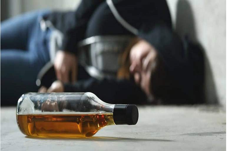 وفاة 73 إيرانيـًا إثر تناولهم مشروب كحولي يشفي من كورونا