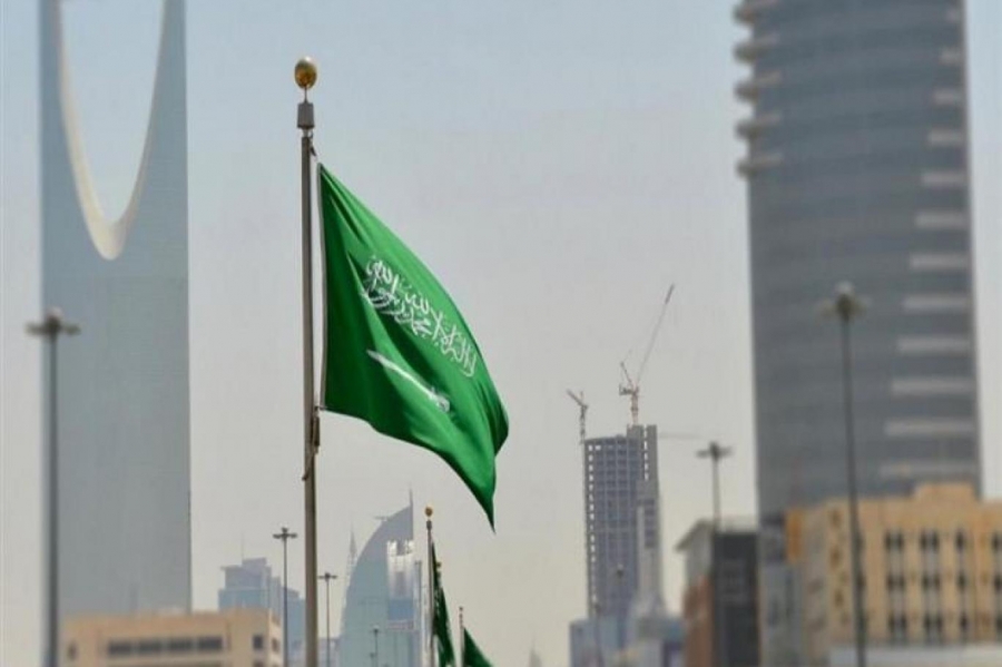 السعودية تمدد قرار تعليق العمل في القطاعين الحكومي والخاص