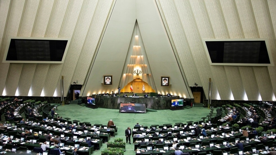 شاهد .. صورة تثير الاستغراب والجدل من مجلس النواب الإيراني!