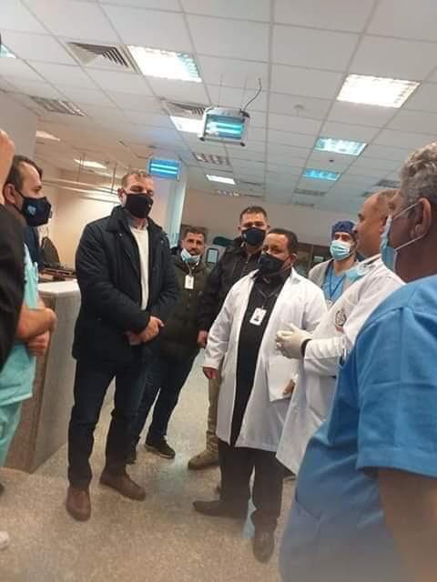 بالفيديو والصور...جابر يزور مستشفى البادية الشمالية ويبدي فخره بالكوادر الطبية والتمريضية