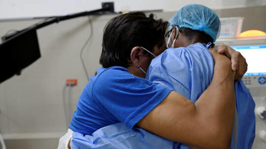 ممرض إكوادوري: جثث كورونا تكدست في الحمامات