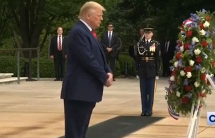 بالفيديو... اهتزاز ترامب أثناء وقوفه في مراسم ذكرى قتلى الحروب السنوي بأمريكا