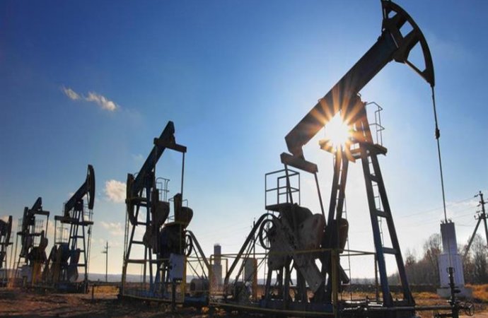 النفط ينخفض وارتفاع المخزونات الأمريكية يجدد مخاوف المعروض